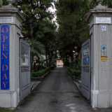 Accediamo al De Mattias tramite uno dei due ingressi della struttura, contraddistinti entrambi da un cancello in ferro tra robuste colonne, recanti il nome del complesso...